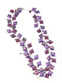 Halssmykke med firkantet glasperler farve violet